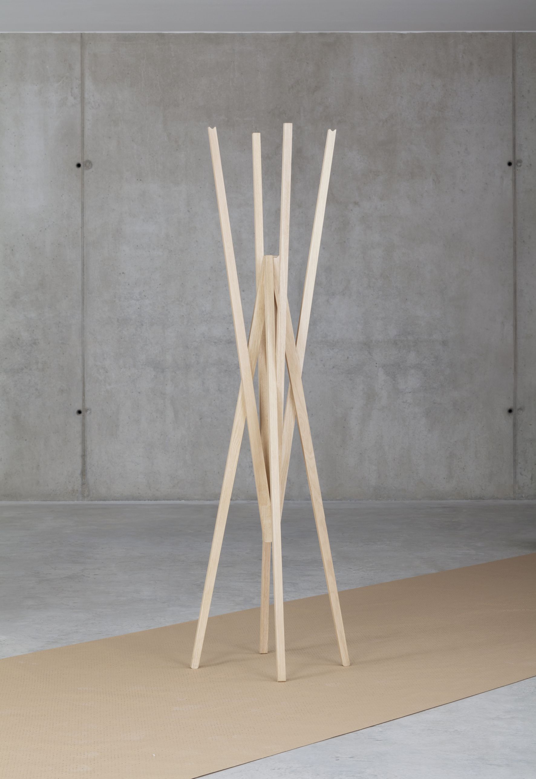 Simetria Kleiderständer von Prostoria, aus hellem Holz, moderner Garderobenständer für Flur und Schlafzimmer.