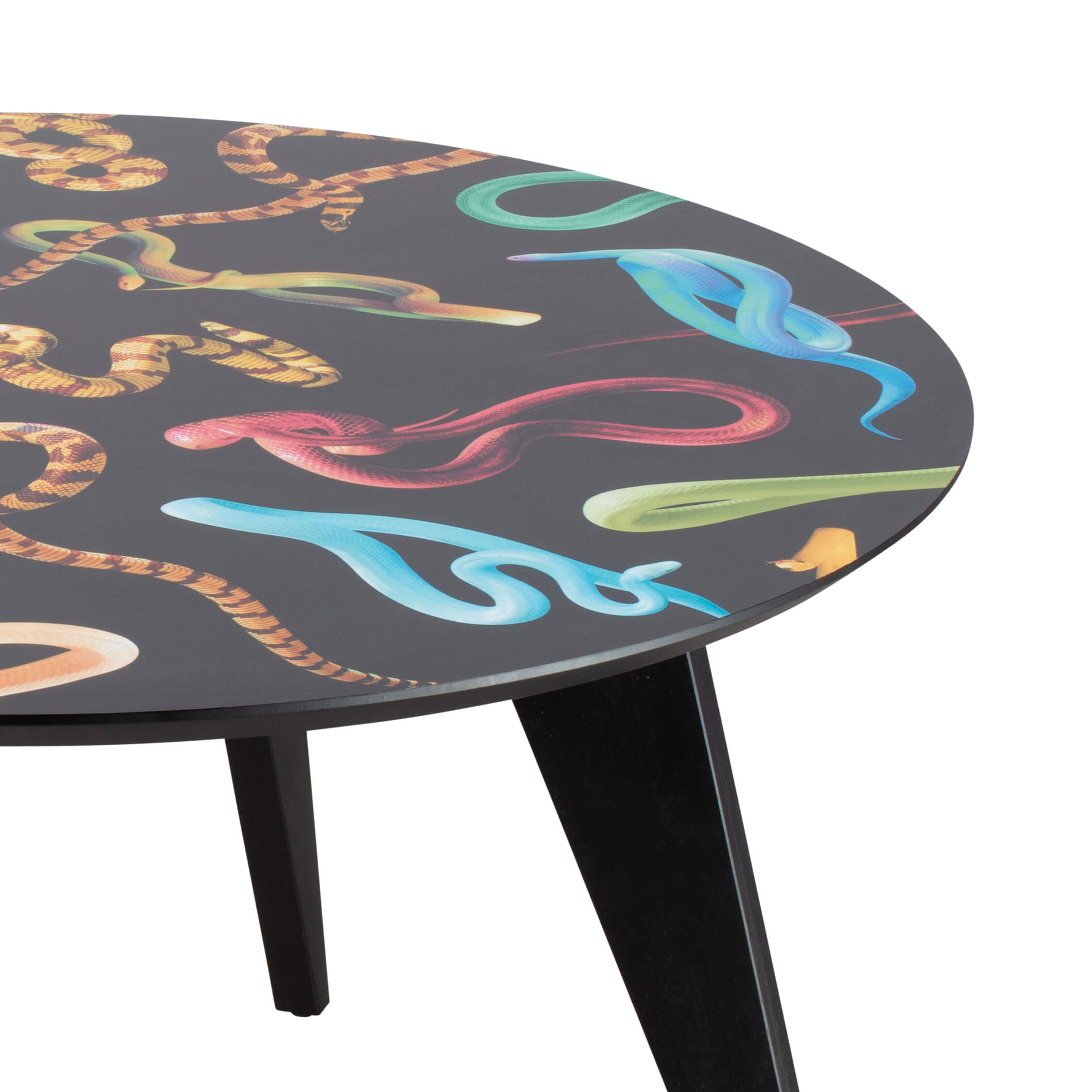 Toiletpaper Round Table Snakes Esstisch von Seletti mit schwarzem Untergestell und Tischplatte mit Schlangenmuster.