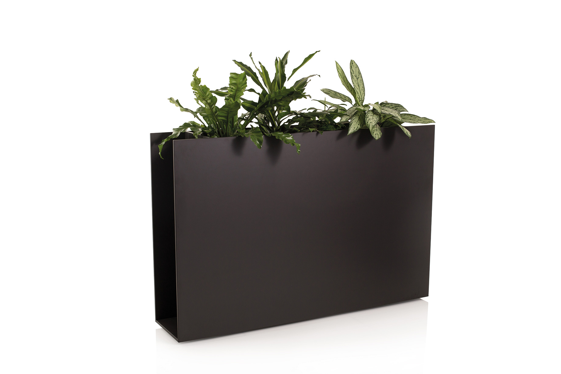 Sotomon Pflanzgefäß in Taupe von Conmoto, rechteckiger Blumenkübel mit grünen Pflanzen.