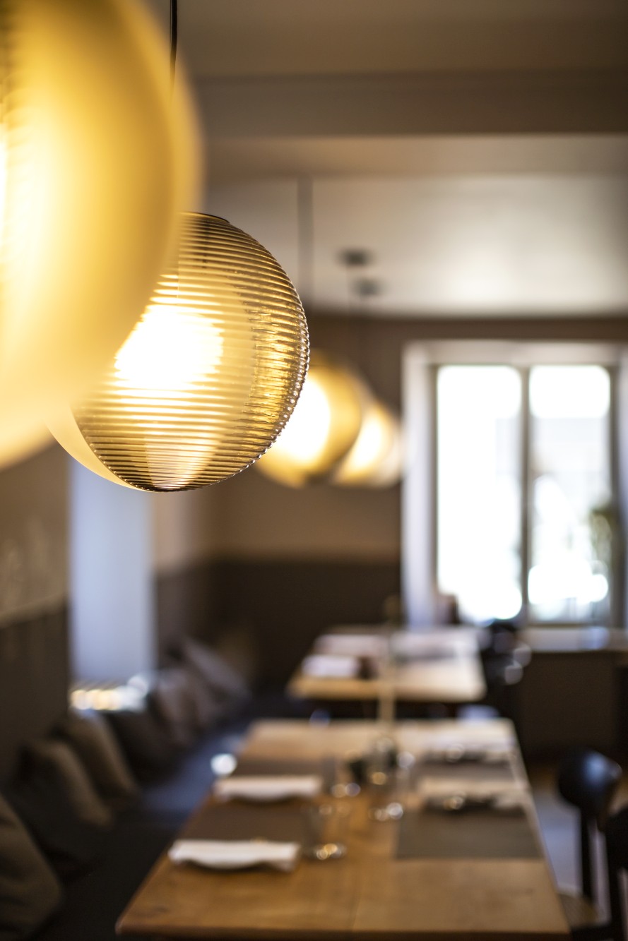 Transparente Stellar Pendelleuchte von Pulpo, eine moderne Hängelampe für stilvolle Innenräume.