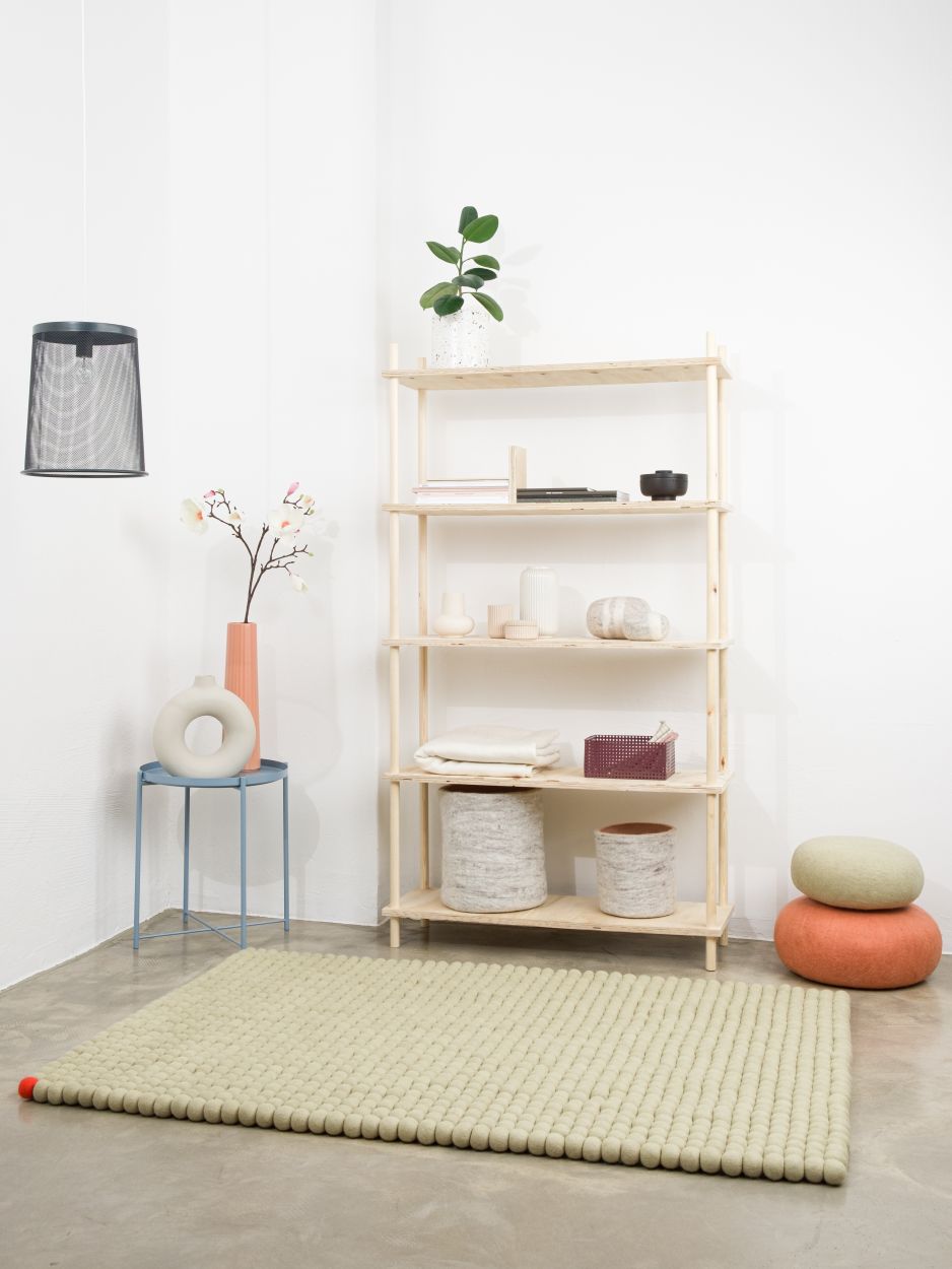 Rechteckiger myfelt Filzteppich in Grünbeige (200x300 cm) im minimalistischen Wohnraum. Nachhaltiger Teppich aus Filzkugeln.