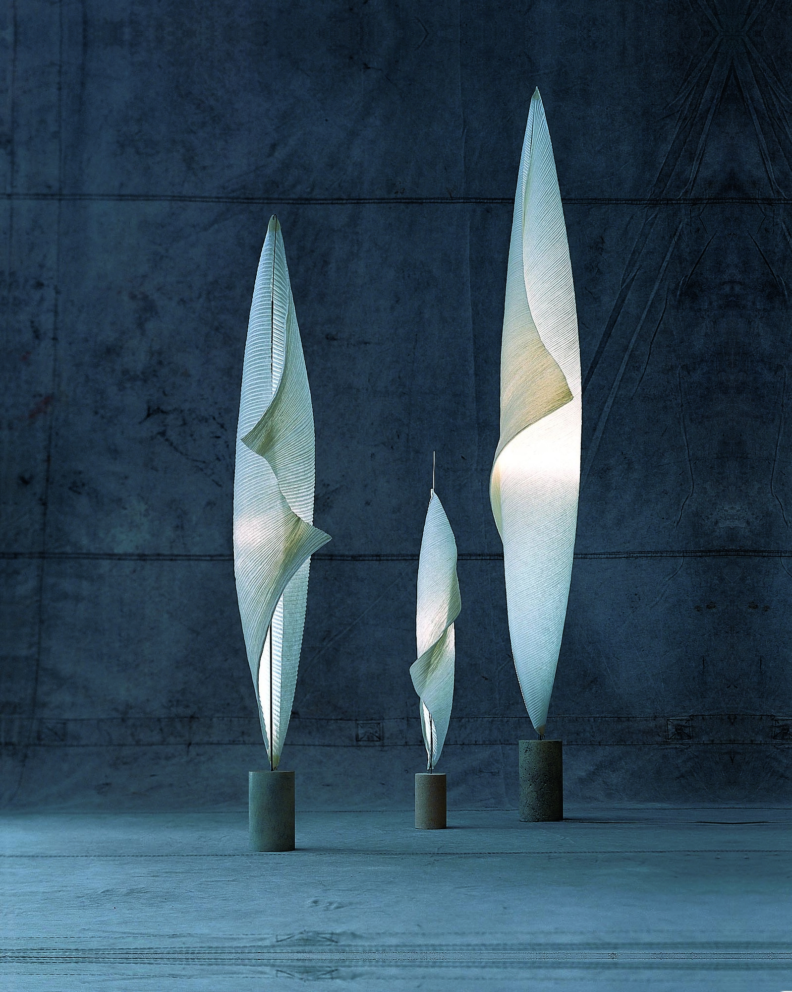 Wo-Tum-Bu Stehleuchten von Ingo Maurer, drei moderne Designlampen mit spiralförmigen Schirmen und Betonfuß für Wohnzimmer.