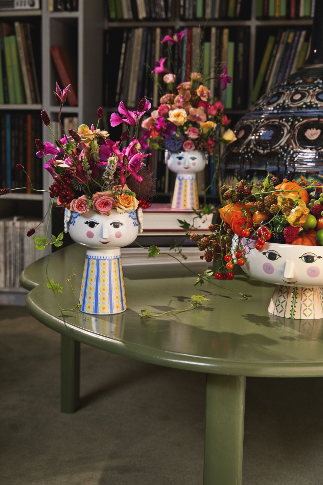 Nahaufnahme der Bjørn Wiinblad Eva Vase H15cm Lavendel mit Blumen auf einem Tisch.