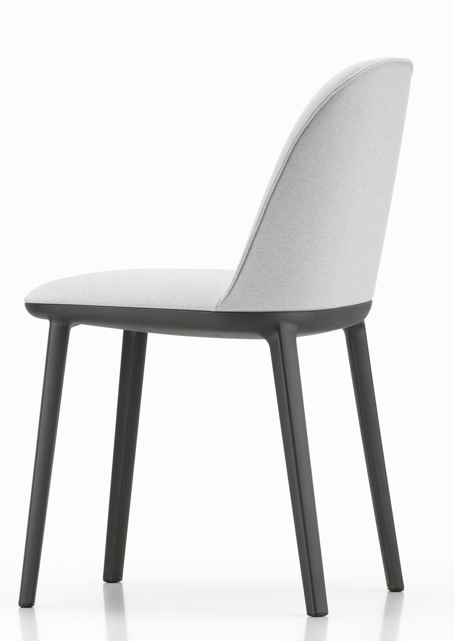 Grauer Vitra Softshell Side Chair Stuhl mit dunklem Gestell, Seitenansicht. Moderner Designstuhl.