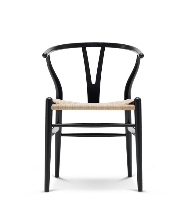 Schwarzer CH24 Wishbone Chair mit heller Sitzfläche aus Kordel, Designklassiker von Carl Hansen.