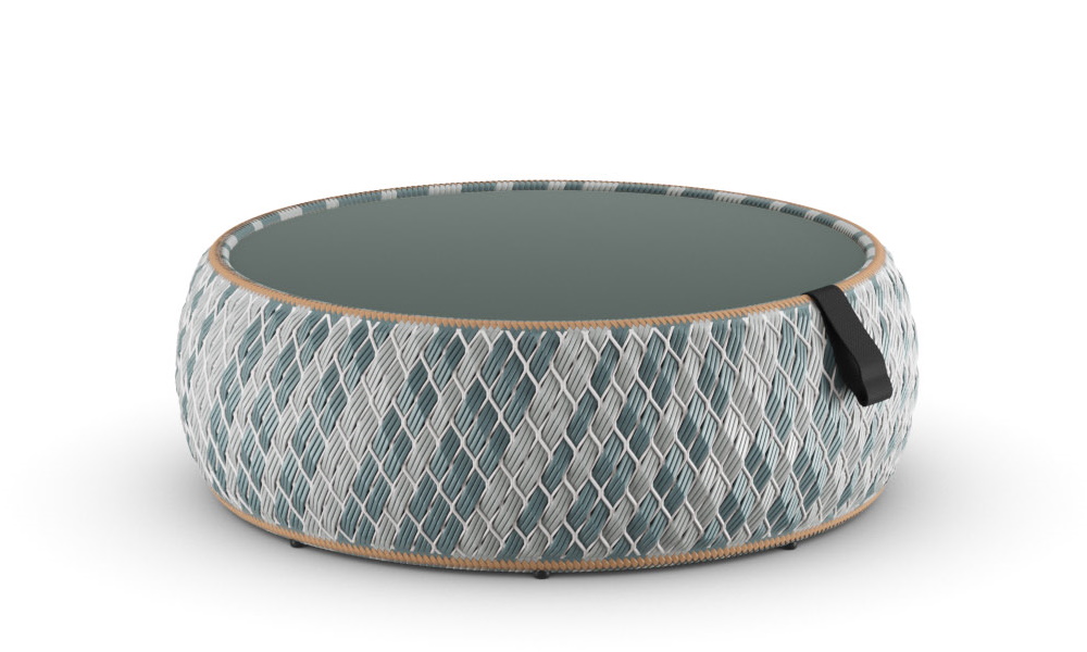 Runder Dala Kaffeetisch von Dedon mit geflochtenem Design in Blau und Weiß.