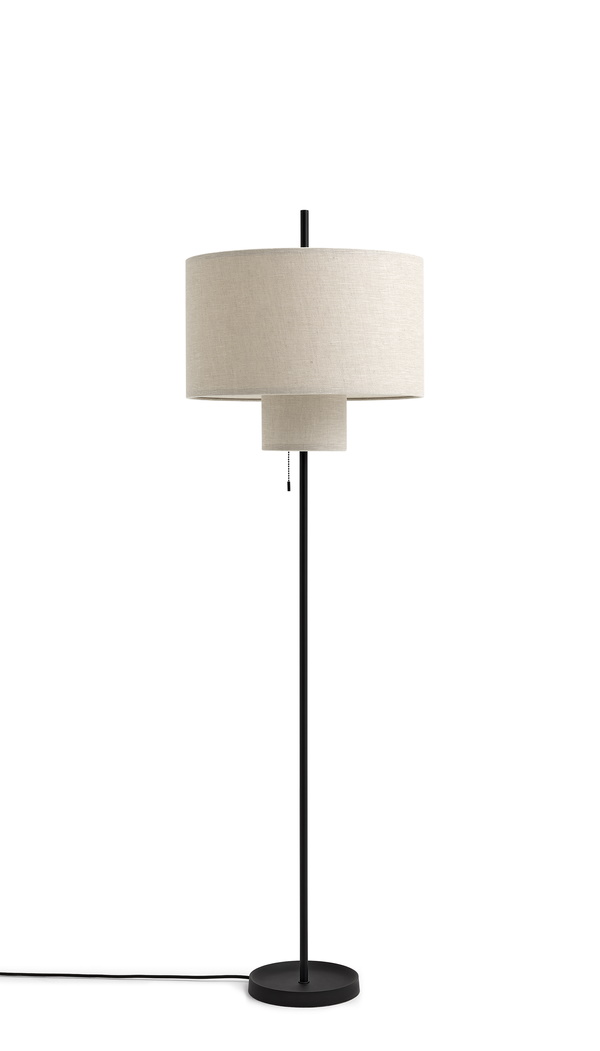 New Works Margin Stehleuchte mit beigem Stoffschirm und schwarzem Metallfuß.
