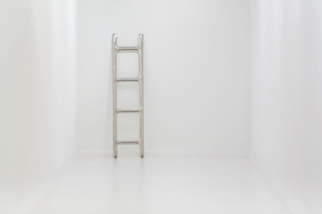 Silberner Drab Herrendiener von Zieta im minimalistischen, weißen Raum. Moderner Kleiderständer für Schlafzimmer.