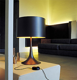 Schwarze Spun Light T1 Tischleuchte von Flos auf einem weißen Tisch, modernes Design.
