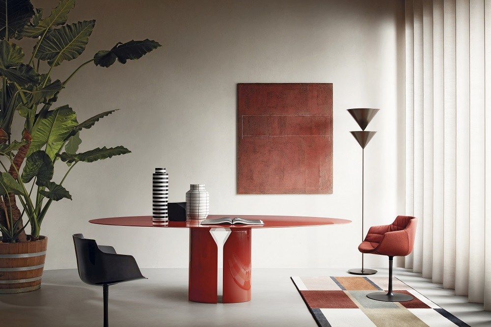NVL Table von MDF Italia, roter runder Esstisch in modernem Interieur mit Stühlen und Dekoration.