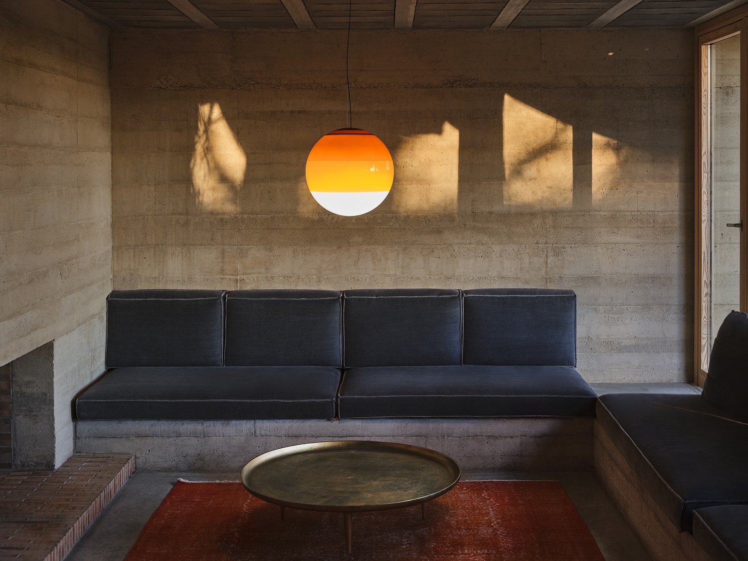 Marset Dipping Light Pendelleuchte, orange-weiße Kugel, moderne Innenraumbeleuchtung für Wohnzimmer und Esszimmer.