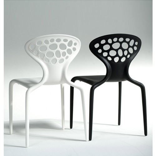 Weißer und schwarzer Supernatural Stuhl mit Löchern von Moroso, modernes Design für Esszimmer.