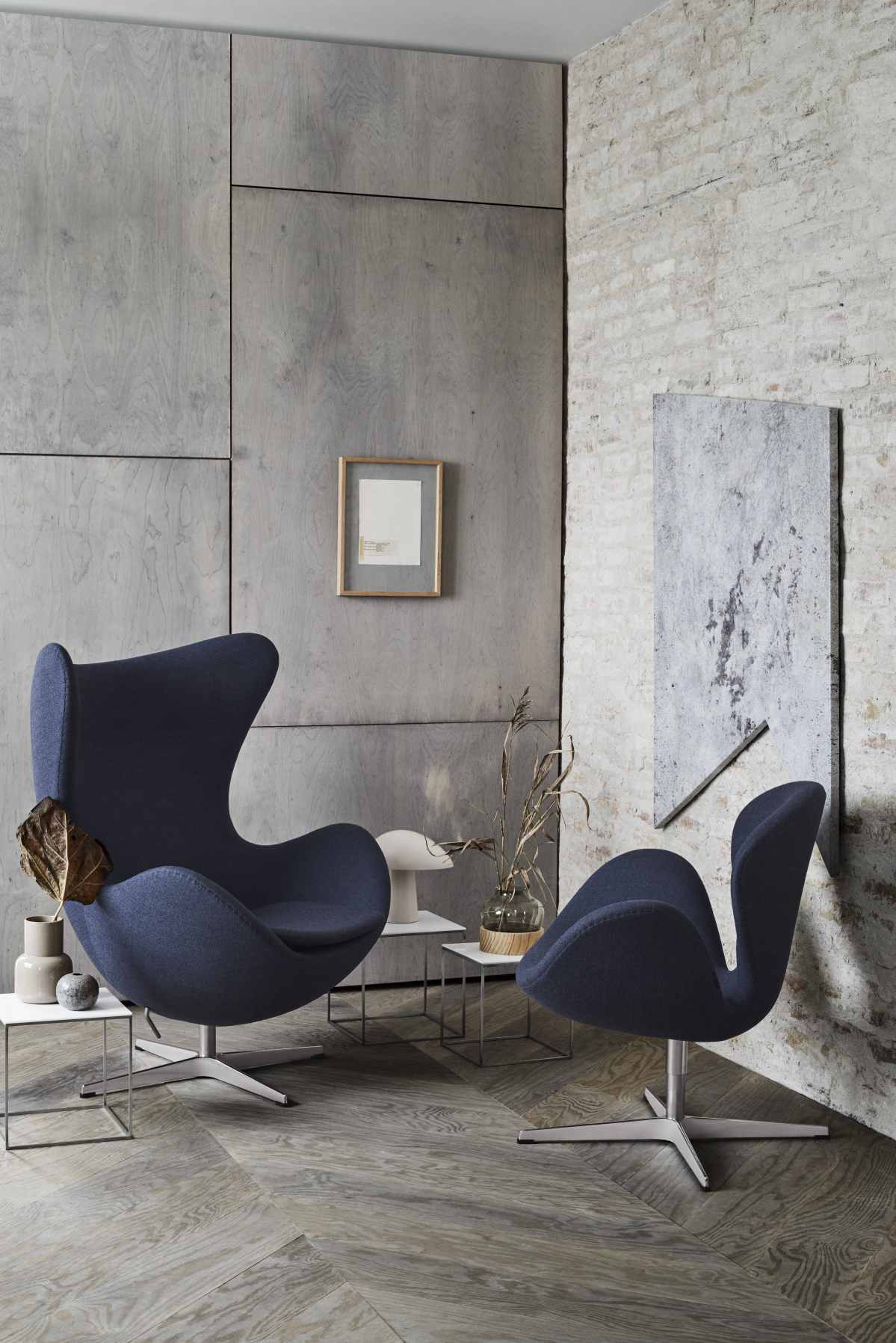 Zwei blaue Fritz Hansen Sessel (Egg und Schwan) mit PK 71 Satztischen in modernem Interieur.