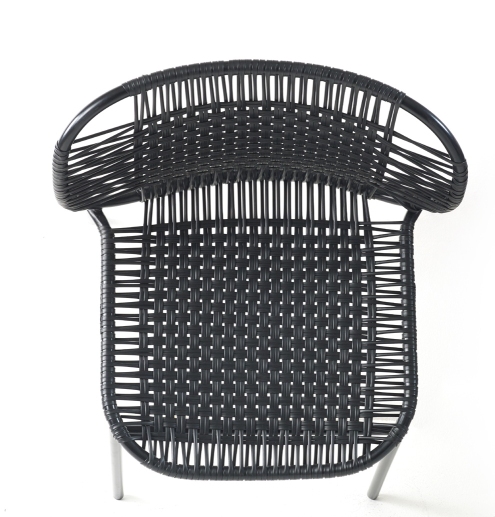 Schwarzer Cielo Stacking Chair, ein stapelbarer Outdoor-Stuhl mit geflochtener Sitzfläche und Rückenlehne.