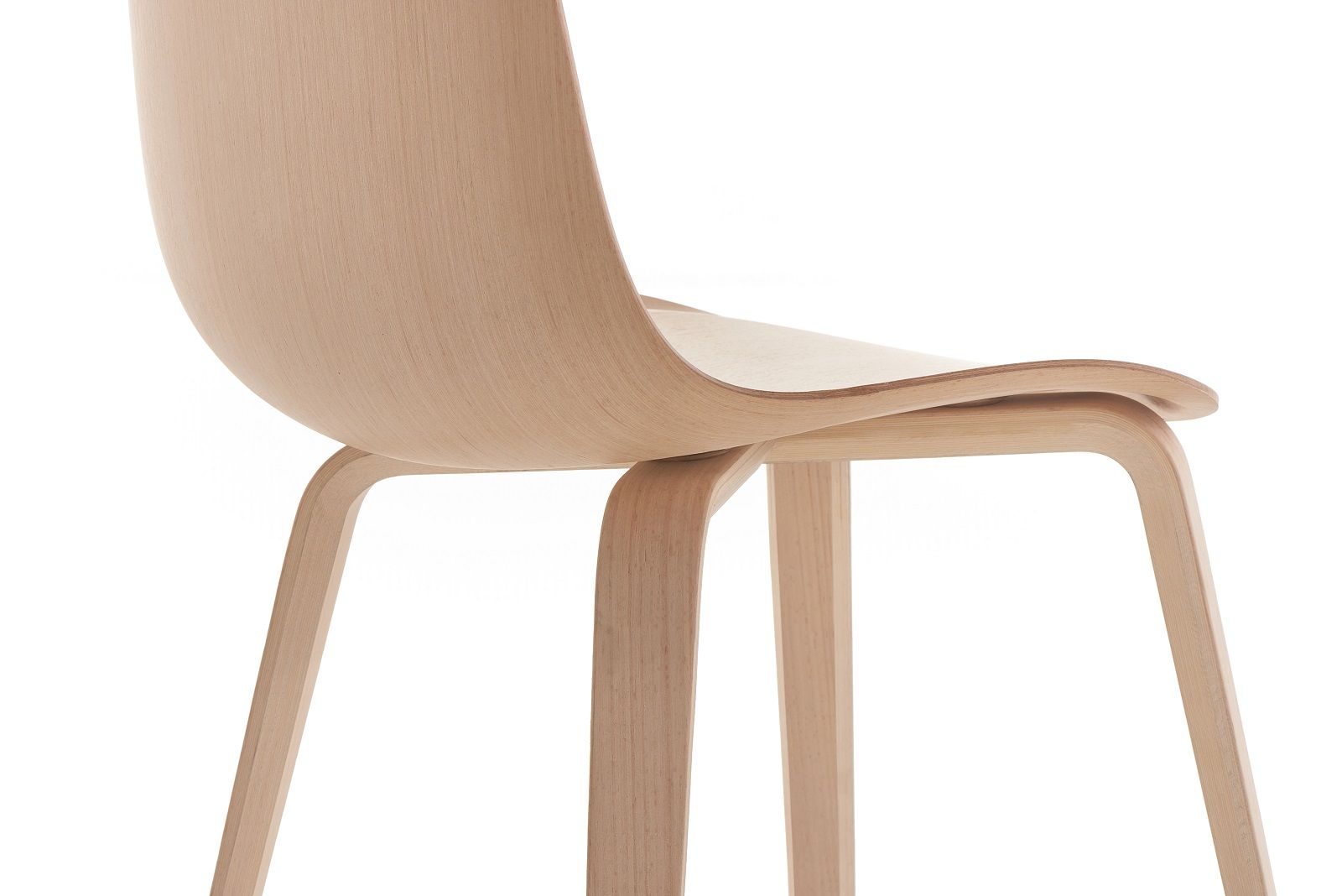 Detailaufnahme des Press Chair Stuhls von MDF Italia, ein moderner Holzstuhl mit hellen Holzbeinen.