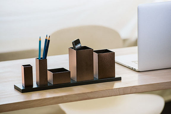 Theo Office Butler von Philippi, ein Schreibtischorganizer aus Metall mit Fächern für Stifte und Smartphone.