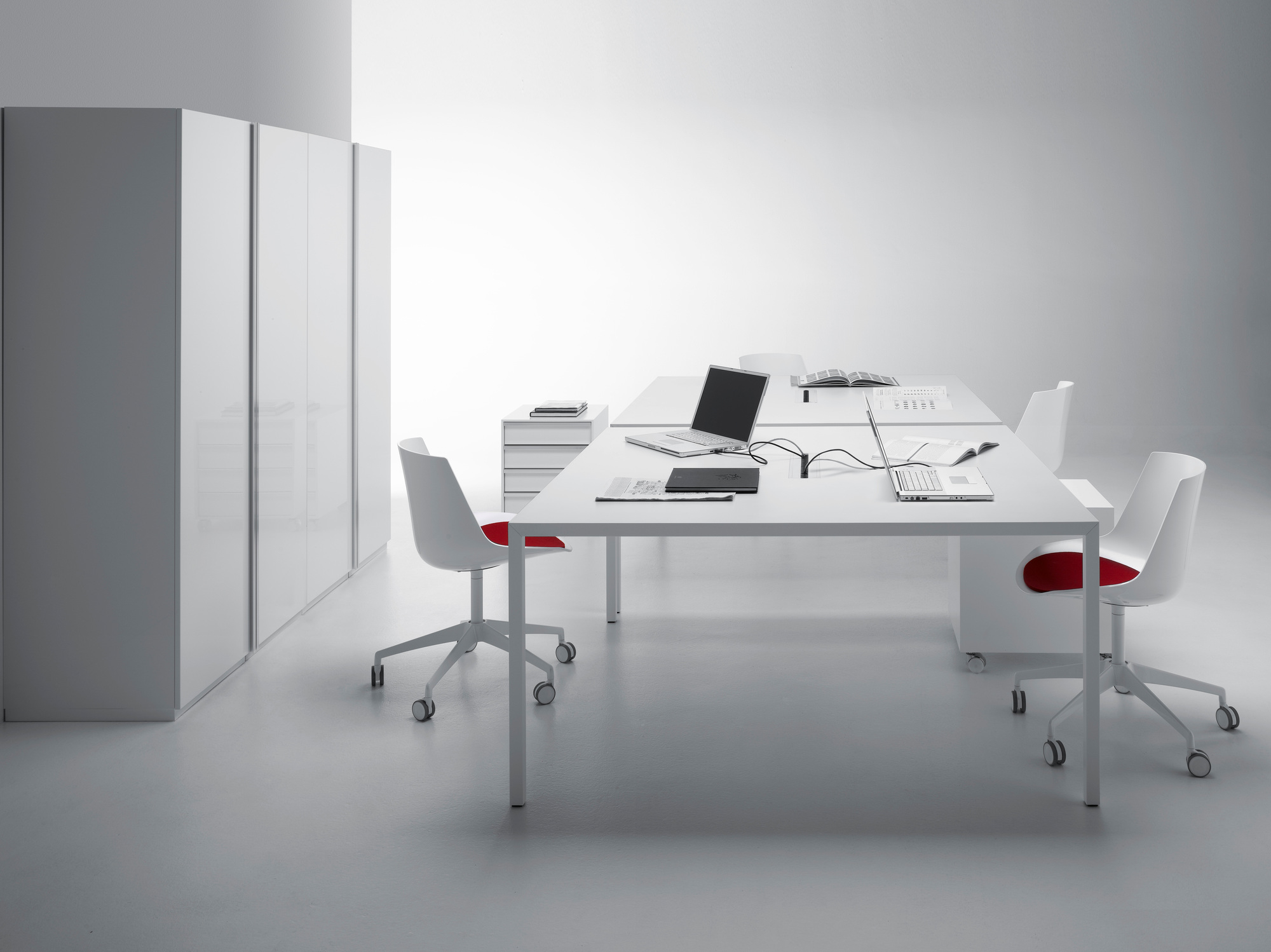 Tense Tisch Vorzugskombination von MDF Italia: Moderner, weißer Bürotisch mit Stühlen und Schränken in minimalistischem Design.