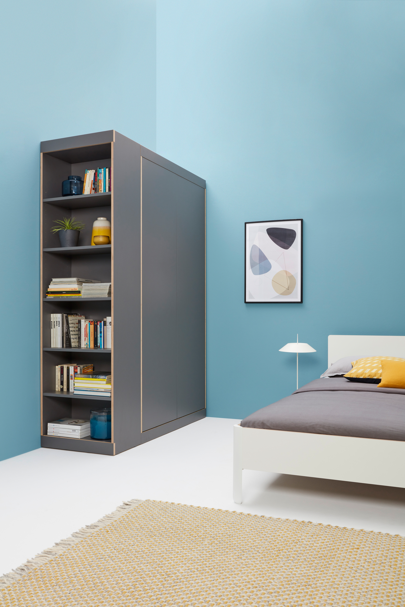 Nait Bett von Müller Möbelwerkstätten, weißes Holz mit Kopfteil, modernes Schlafzimmer Design.