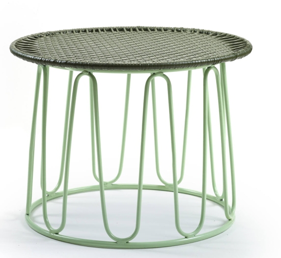 Olivgrüner Circo Beistelltisch von ames für den Outdoor-Bereich mit pastellgrünem Gestell. Runder Gartentisch.