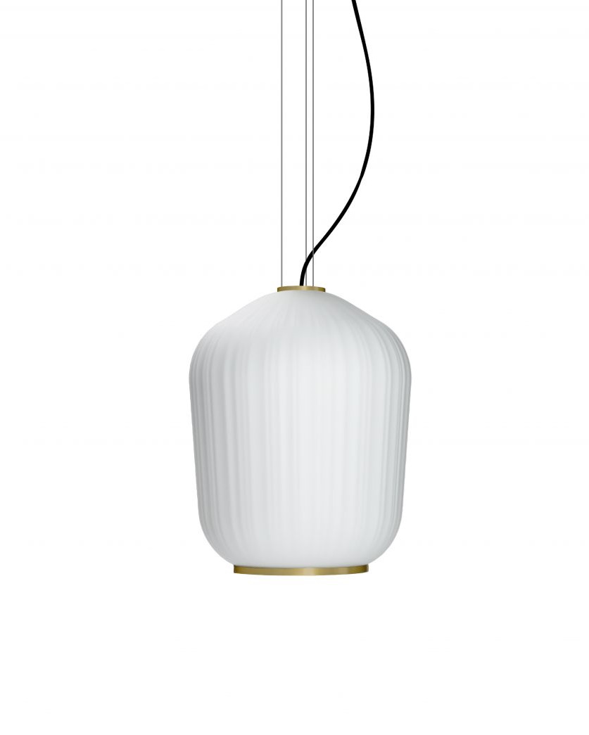 Plissée Pendelleuchte von ClassiCon: Weiße Hängelampe mit Messingdetails für stilvolle Innenbeleuchtung.