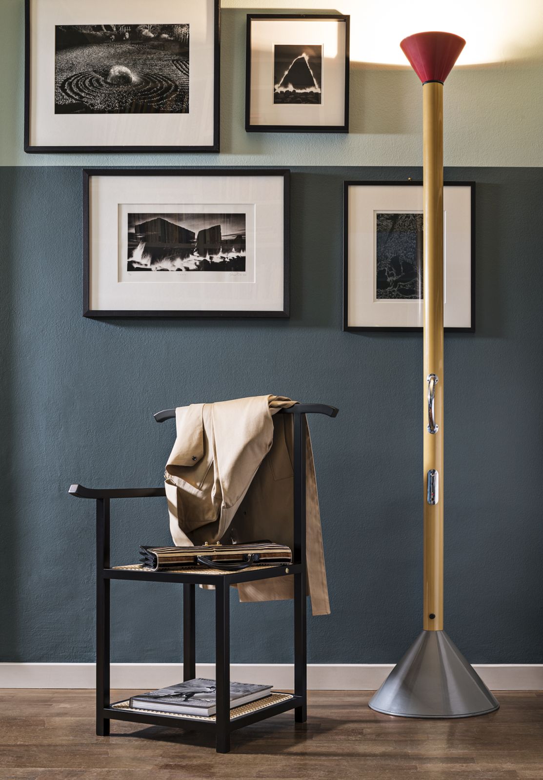 Majordomo Stuhl und Kleiderständer von Wiener GTV Design mit Jacke und Stehlampe im Hintergrund.