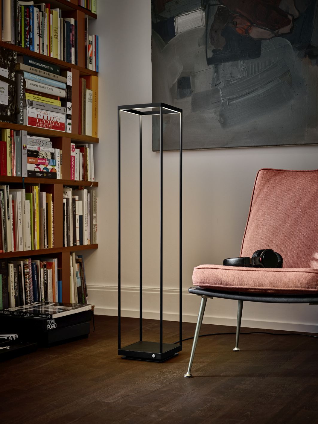 Weiße Reflex² Stehleuchte von Serien Lighting im modernen Wohnzimmer mit Bücherregal.