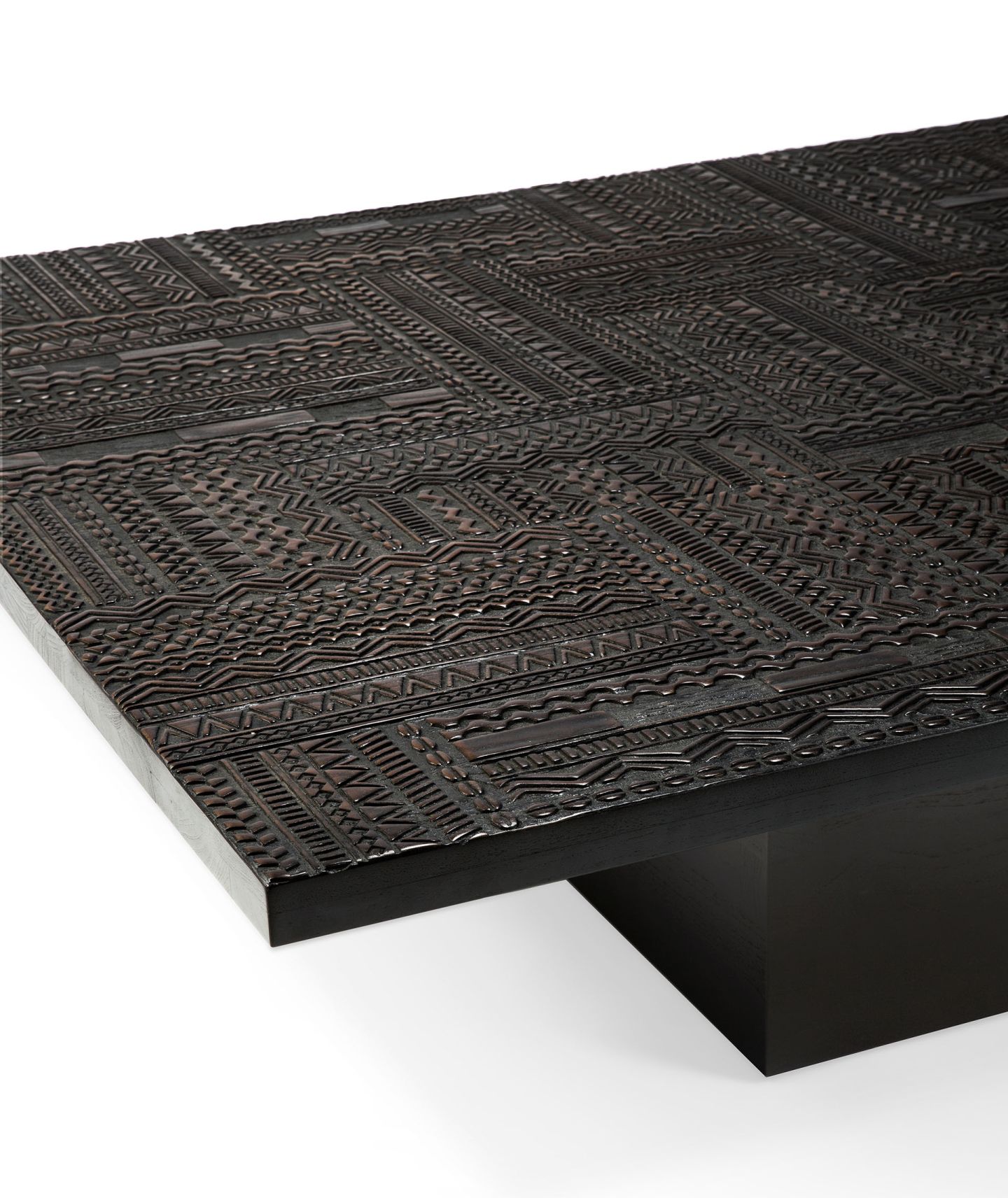 Detailansicht: Ethnicraft Tabwa Couchtisch aus Teakholz in Schwarz mit ethnischen Mustern.
