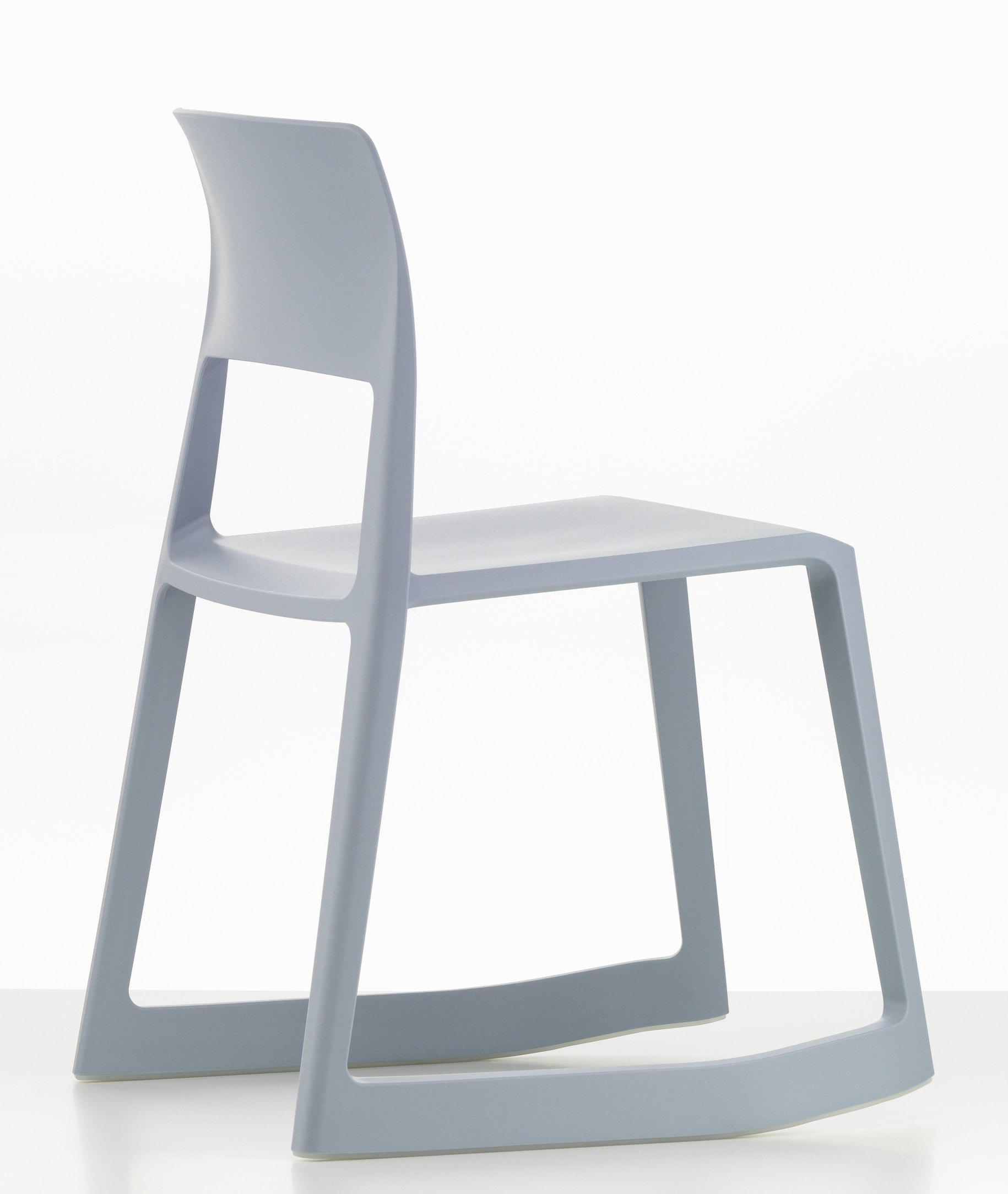 Hellblauer Tip Ton RE Stuhl von Vitra aus Kunststoff, seitliche Ansicht mit geneigtem Untergestell.