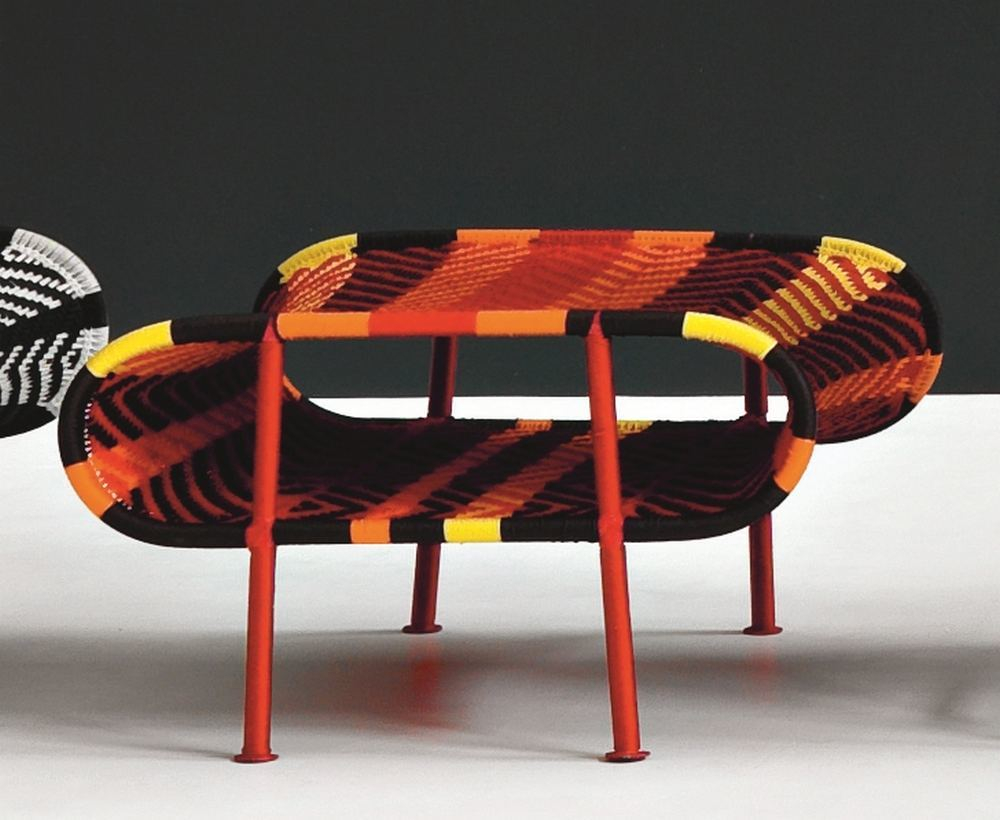 Sunny Hocker aus der M' Afrique Collection von Moroso: Geflochtener Hocker in Orange, Gelb und Schwarz.