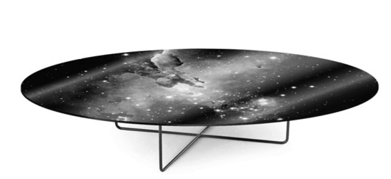 Ovaler Galaxy Low Table Couchtisch mit Galaxie-Muster und schwarzem Metallgestell.