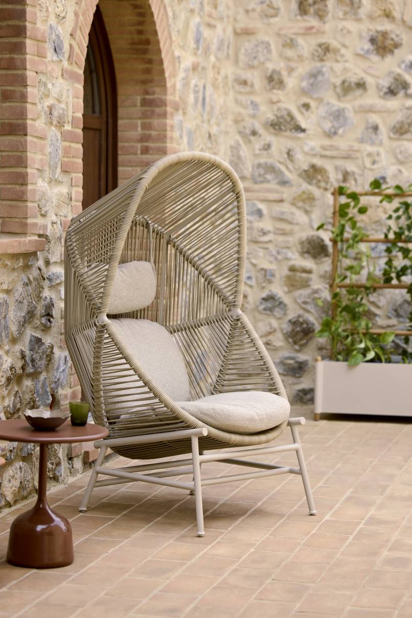 Hive Sessel von Cane-Line in Dusty-Green: Outdoor-Sessel mit hohem Rücken und bequemen Kissen.