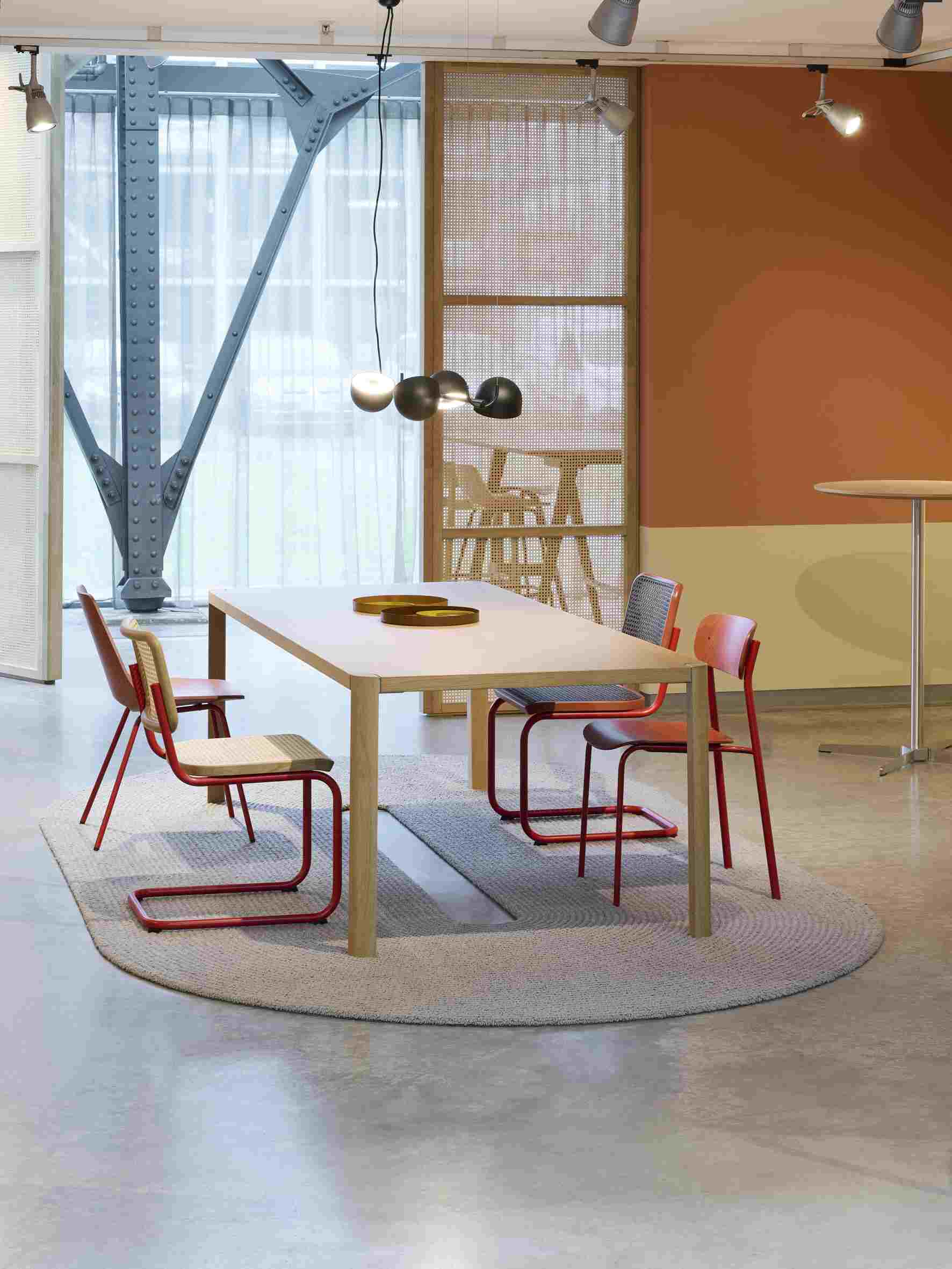 Bild eines S 243 Stahlrohr Stuhls mit olivgrünem Gestell am Esstisch. Thonet Designmöbel.