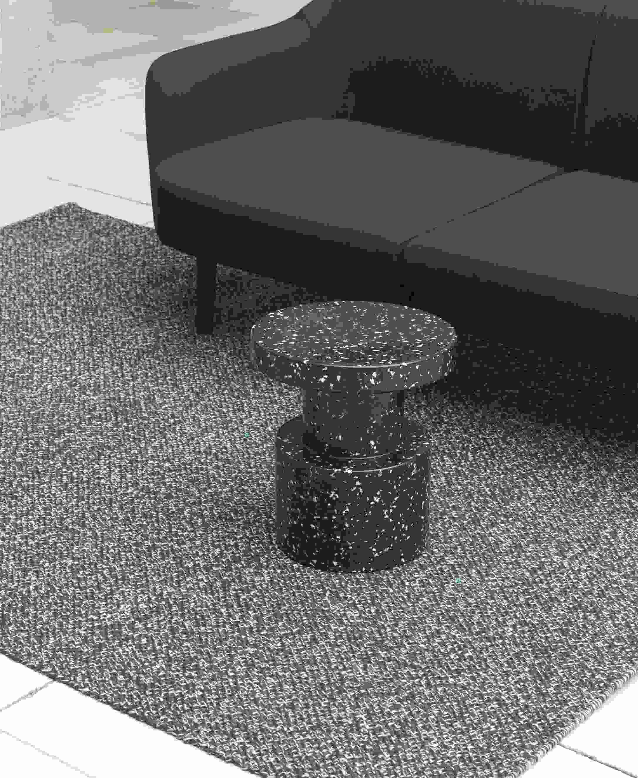 Schwarzer Bit Stool Hocker von Normann Copenhagen, runder Beistelltisch mit gesprenkelter Oberfläche.