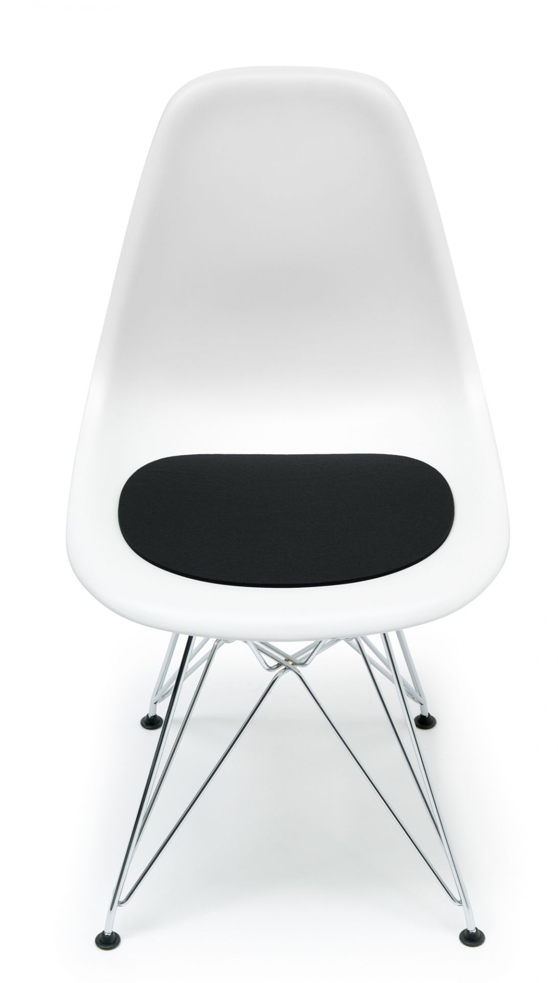 Weißer Eames Plastic Chair mit schwarzer Filz Sitzauflage von Hey Sign für DSR/DSW.