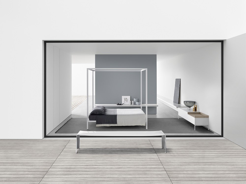 Helles Schlafzimmer mit MDF Italia Himmelbett aus Aluminium und passender Bank.