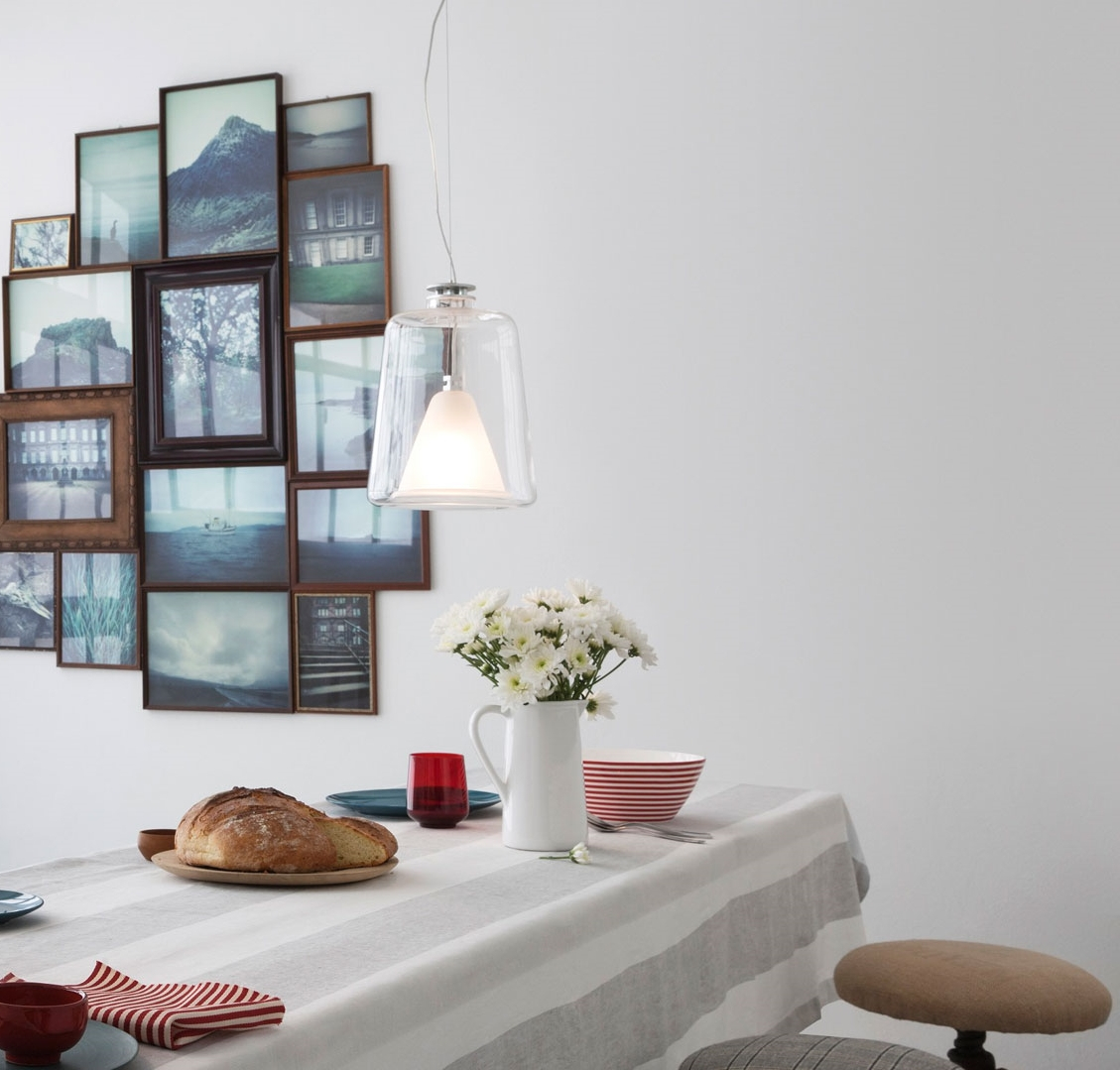 Lanternina Hängeleuchte von Oluce über Esstisch mit Brot und Blumen. Moderne Pendelleuchte.