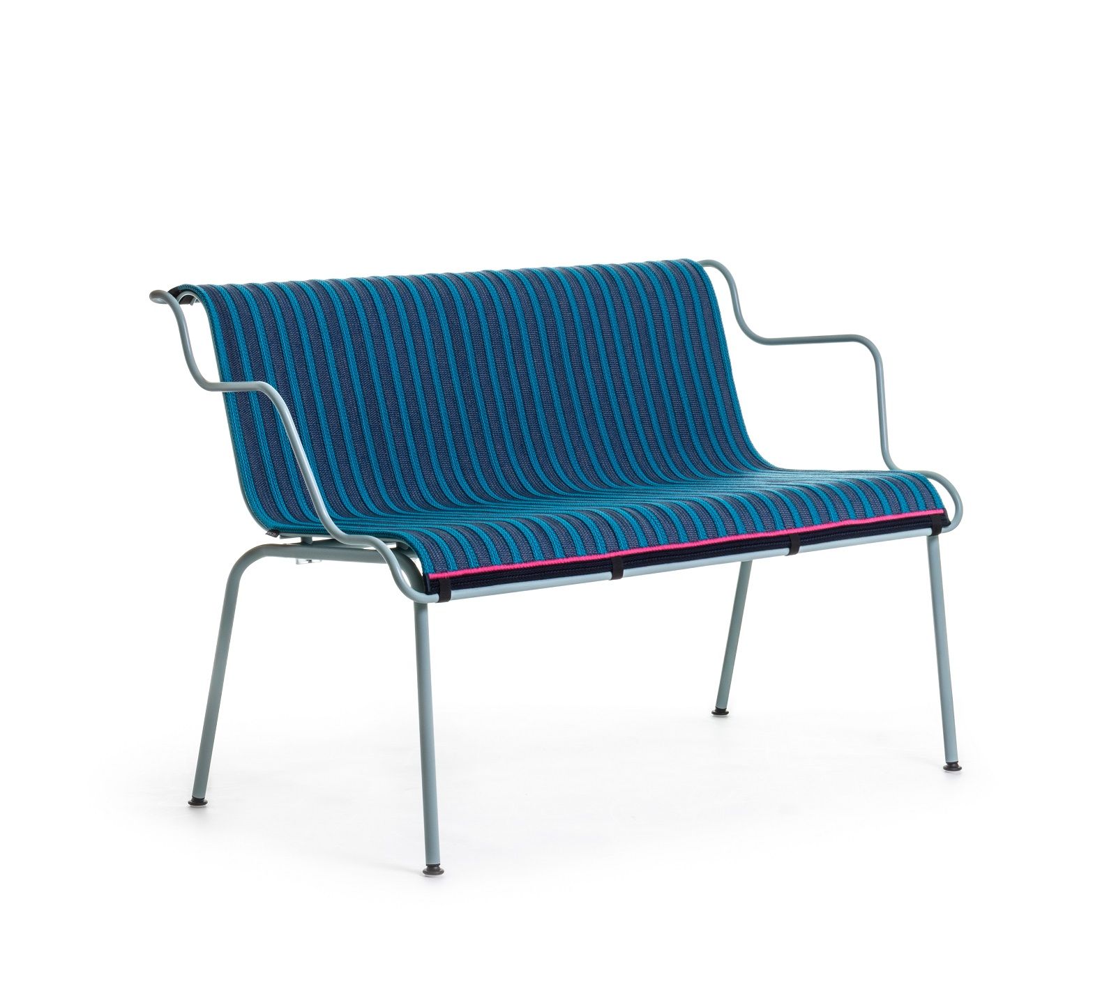 South Outdoor Bank von Magis: Blaue Gartenbank mit Armlehnen und gestreifter Sitzfläche.