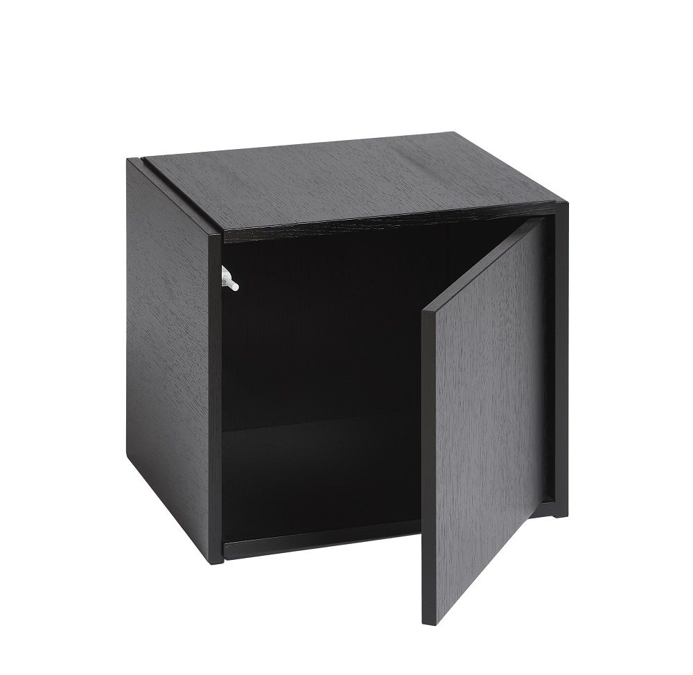 Bricks Cube Regal mit Tür rechts, Eiche schwarz von Woud, offene Ansicht.
