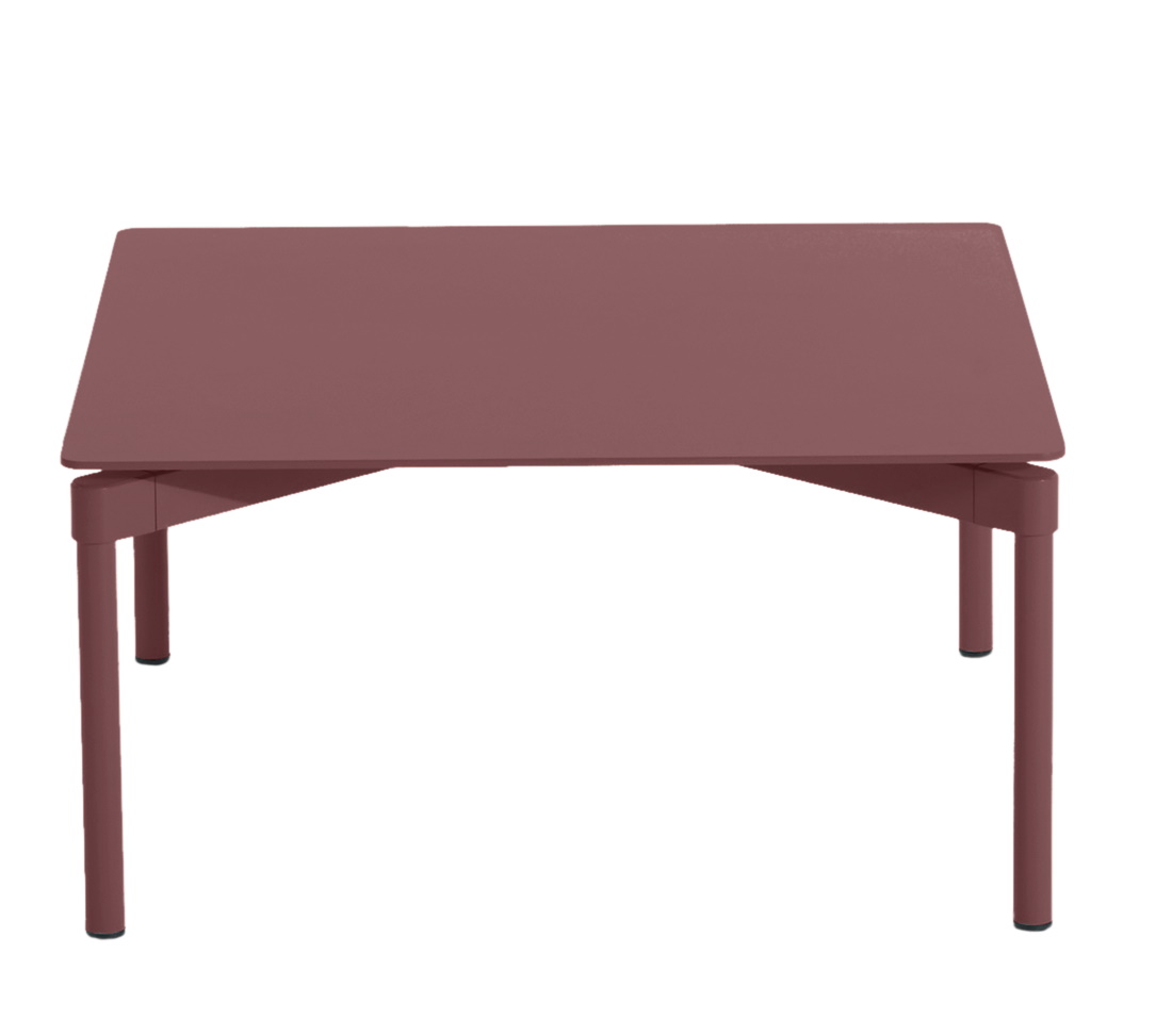 Braunroter Fromme Coffee Table Couchtisch von Petite Friture, rechteckige Tischplatte mit vier Beinen.