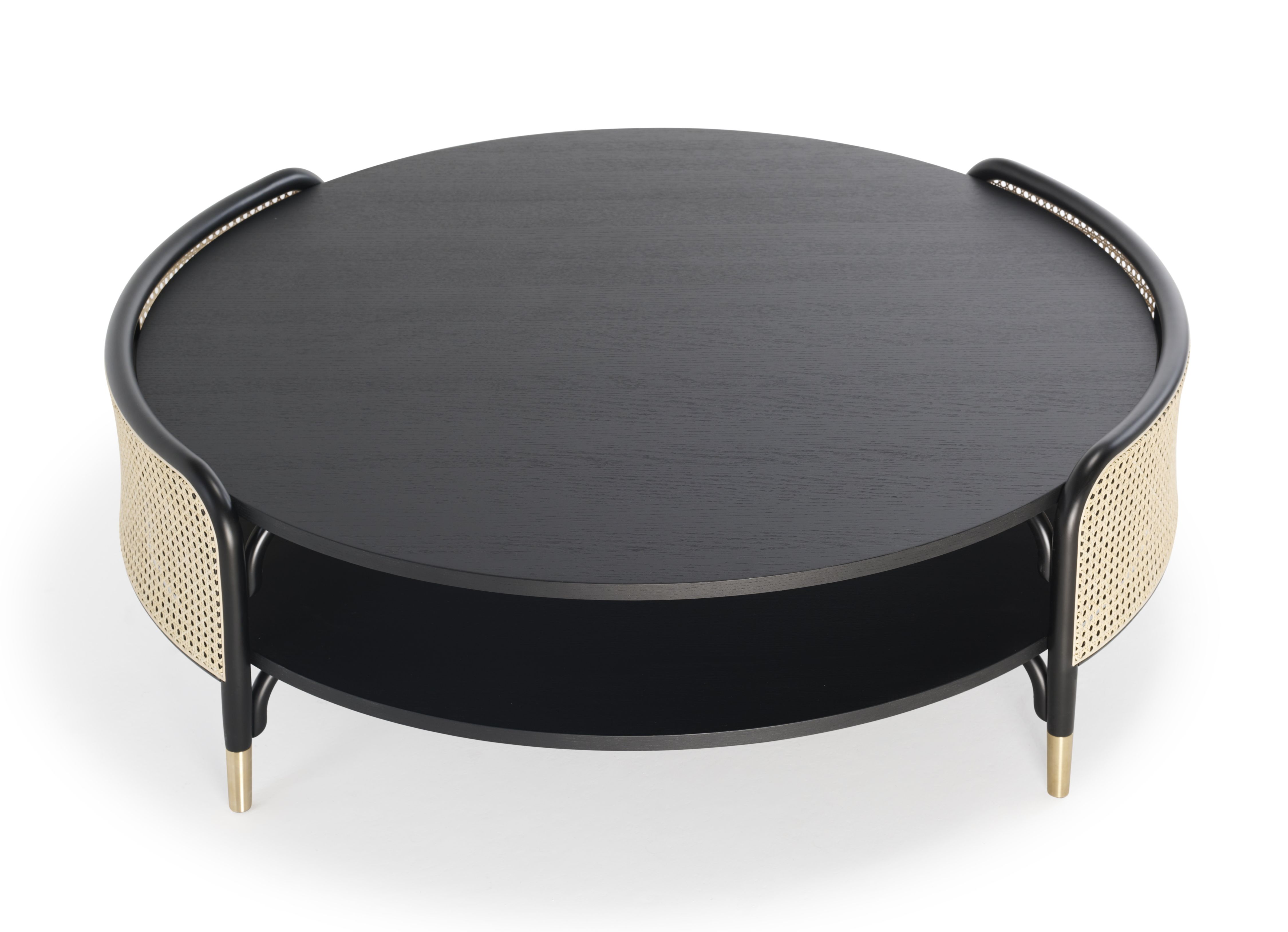 DETOUR Couchtisch von Wiener GTV Design: Runder, schwarzer Wohnzimmertisch mit Wiener Geflecht und Ablage.