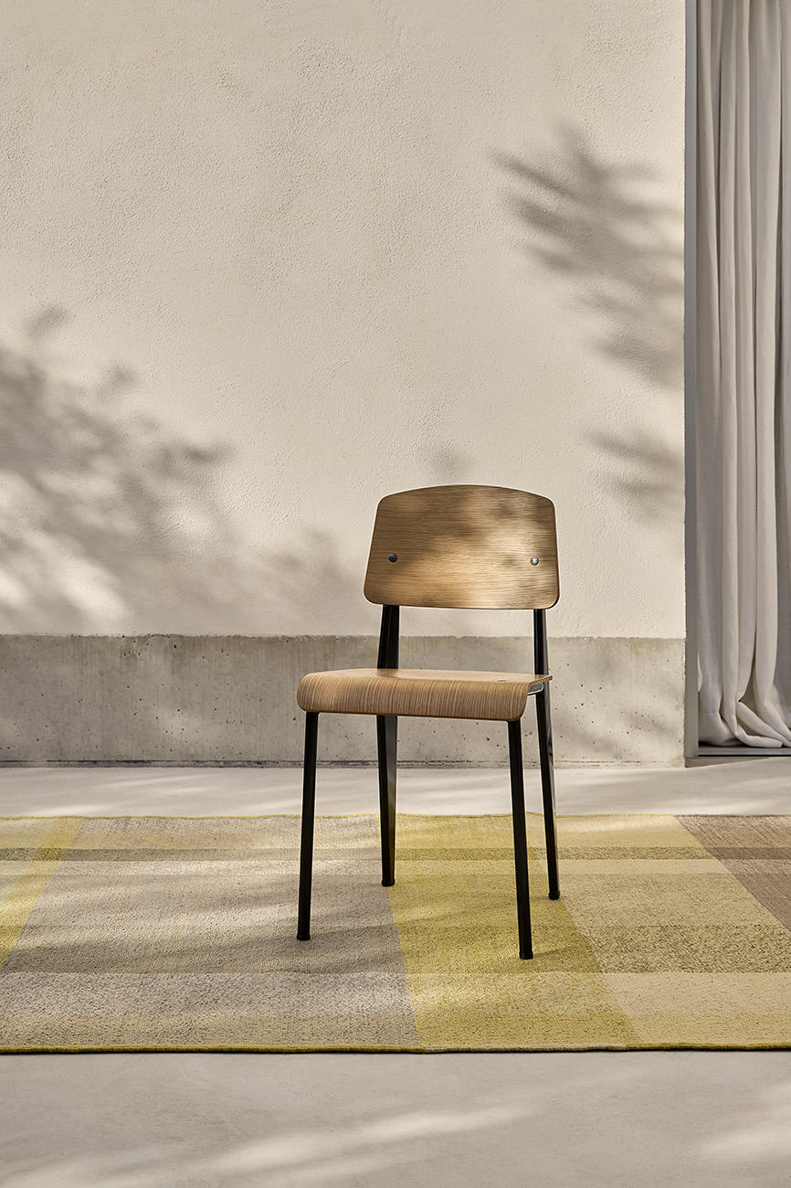 Nanimarquina Teppich Nuance in Lime: Detailaufnahme des Teppichs mit Stuhl, modernes Design.