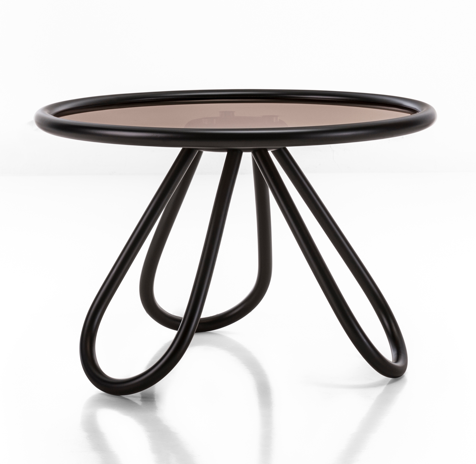 Arch Couchtisch von Wiener GTV Design mit lackiertem Gestell und runder Tischplatte. Moderner Beistelltisch.