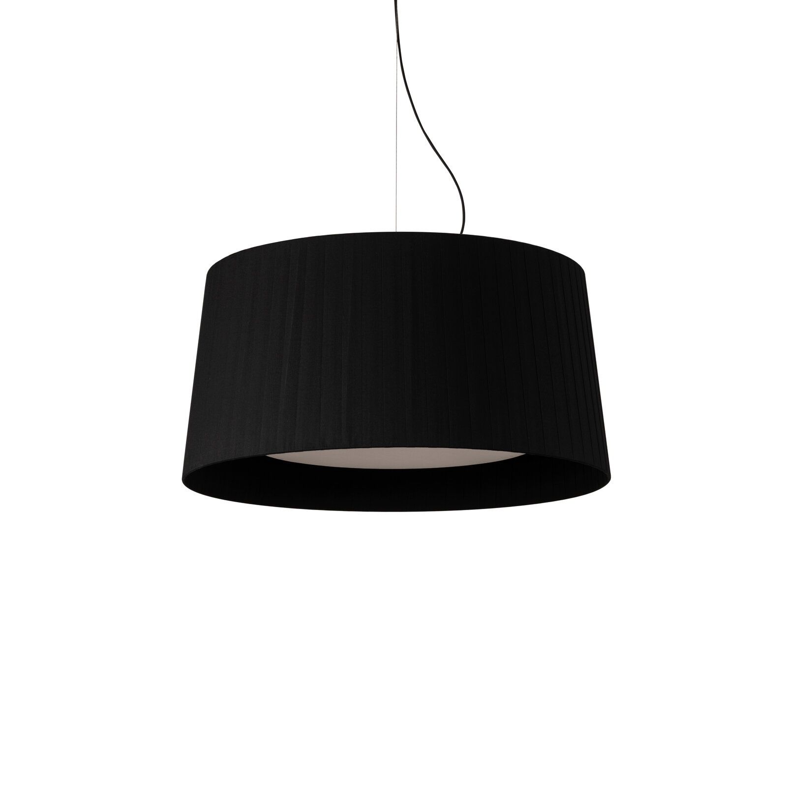 Schwarze GT7 Pendelleuchte von Santa & Cole mit plissiertem Stoffschirm und eleganter Hängevorrichtung.