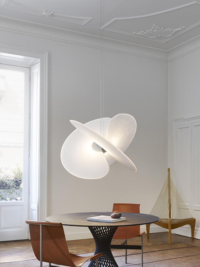 A06 1 Levante Hängeleuchte von Luceplan: Moderne Pendelleuchte in Weiß, abstraktes Design für Wohnraumbeleuchtung.