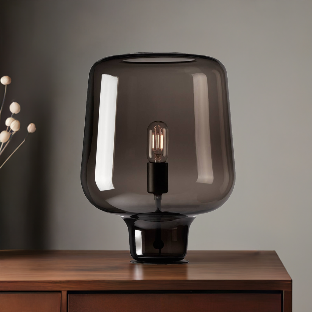 Nahaufnahme der Northern "Say My Name" Tischleuchte mit grauem Glas auf Holzkommode.