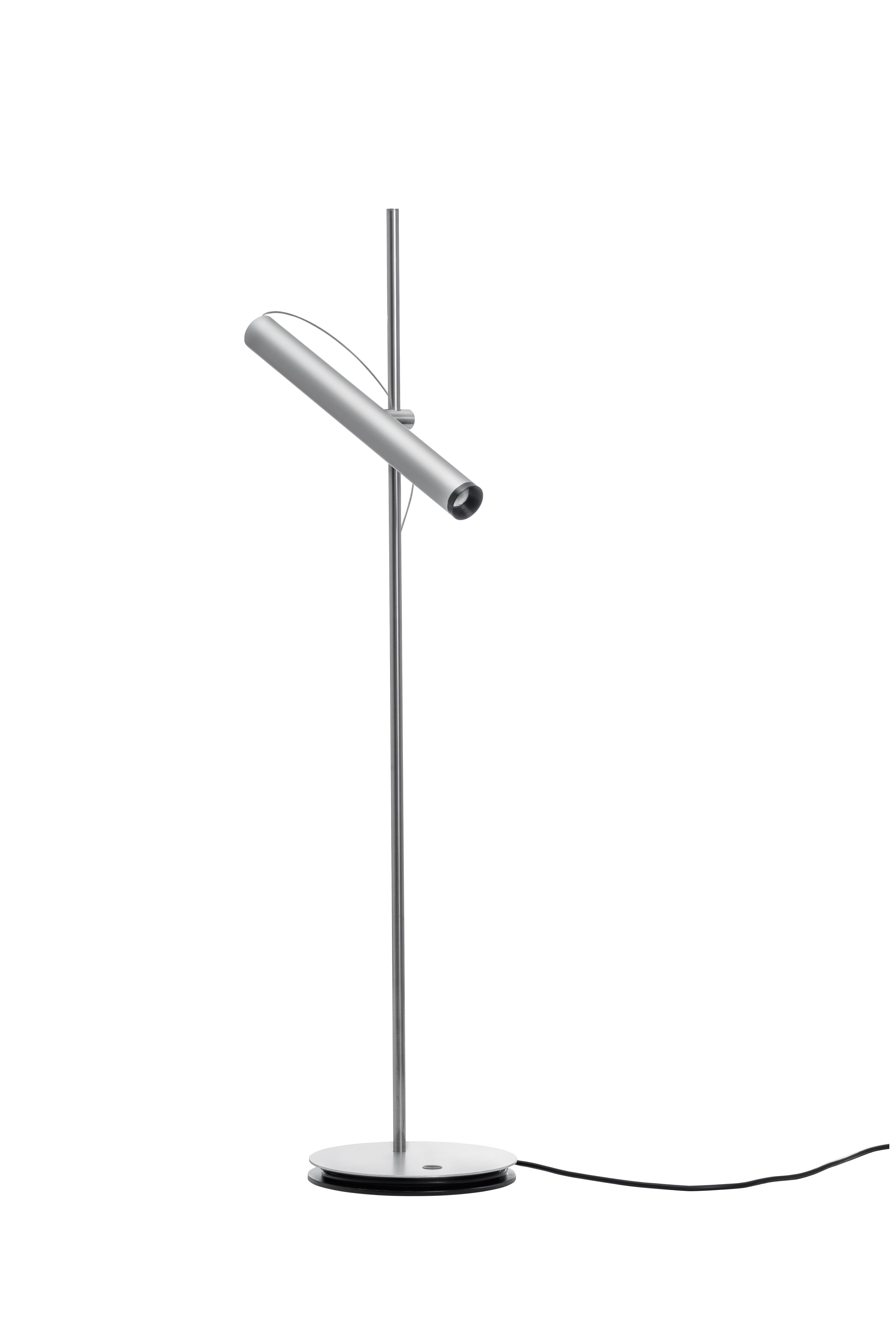 Silberne LINIjA T Tischleuchte von Baltensweiler, minimalistisches Design, moderne Beleuchtung für Schreibtisch und Wohnraum.