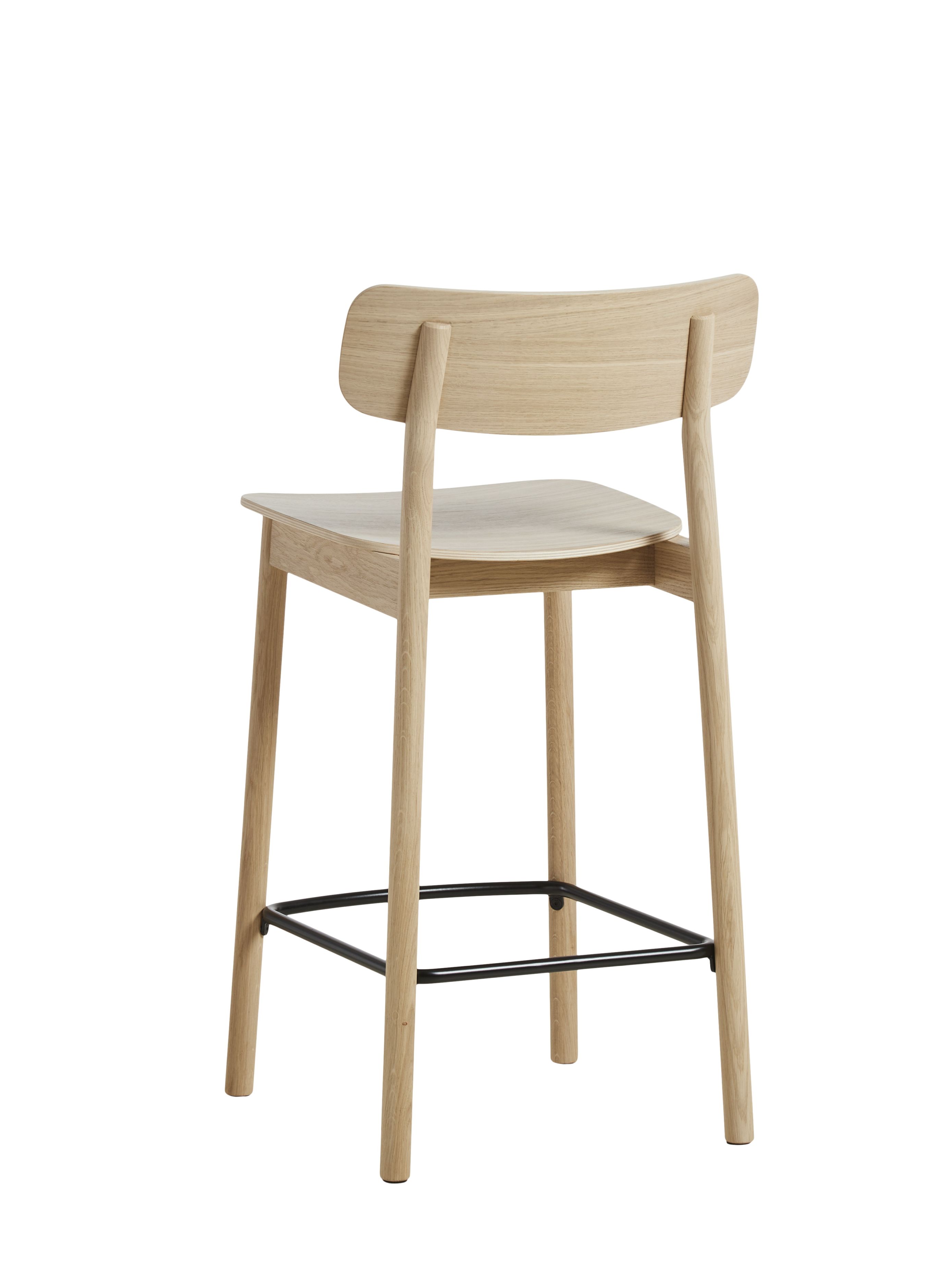 Rückansicht des Soma Thekenstuhls von Woud, Eiche weiß pigmentiert mit schwarzer Fußstütze.