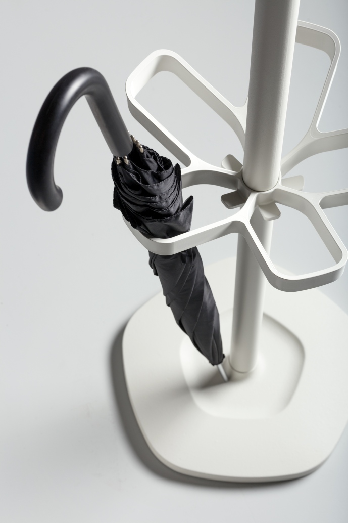 Weiße Flower Plus Garderobe mit Schirmständer und schwarzem Regenschirm, moderne Flurgarderobe für Büro und Zuhause.