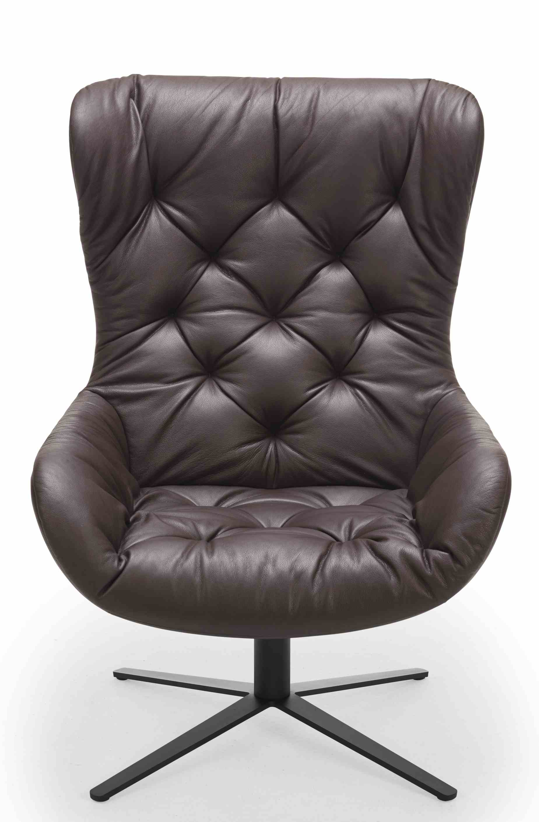 Brauner Leya Cocktail Sessel von Freifrau Manufaktur mit gestepptem Leder und Drehfuß.