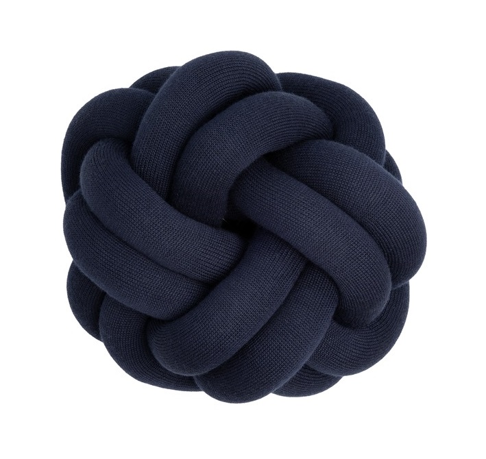Blaues Knot Kissen von Design House Stockholm, dekoratives Wohnaccessoire in Knotenform.